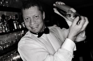 Nu r det okej med rut-avdrag fr hemma-bartender. Bjrn Nielsen driver fretaget Rent-a-bartender som kommer hem till folk och blandar drinkar. Han har en schyst hemmabar och r beredd att dra p sig bartender-klder. --- FOTOGRAF PONTUS ORRE / PONORR / 85527 +46 (0)730 72 93 91 info@pontusorre.se www.pontusorre.se